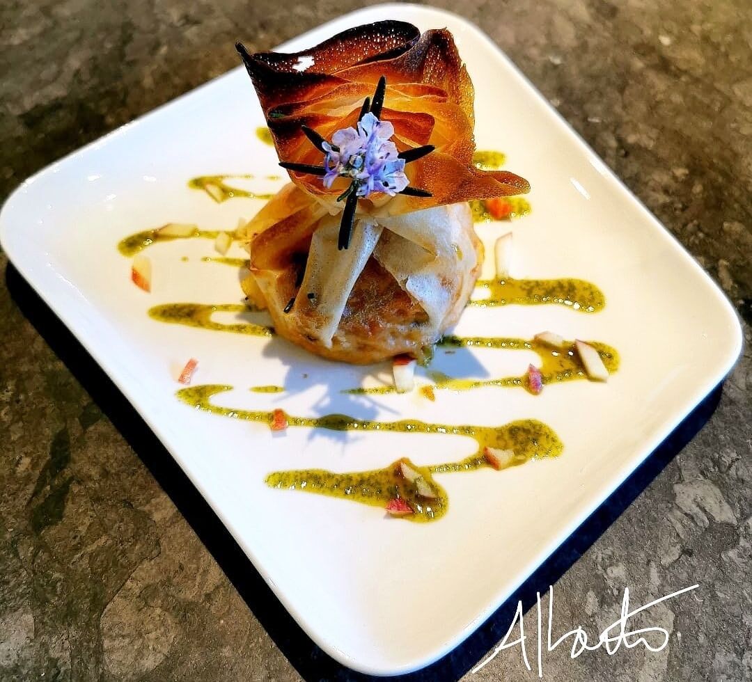 Aumônière de légumes , noix de pécan, chèvre, miel et huile de fane de carotte.