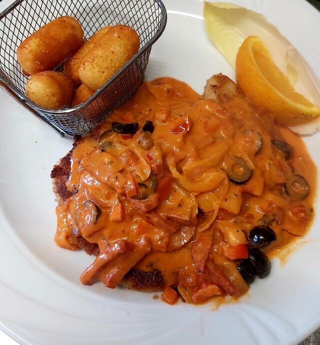 Schnitzel Espania vom Schweinerücken mit Chorizo-Oliven-Paprikasauce und Kroketten