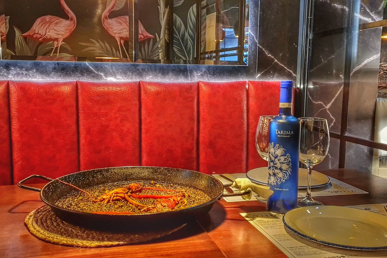 Disfruta de buena comida en un espacio acogedor