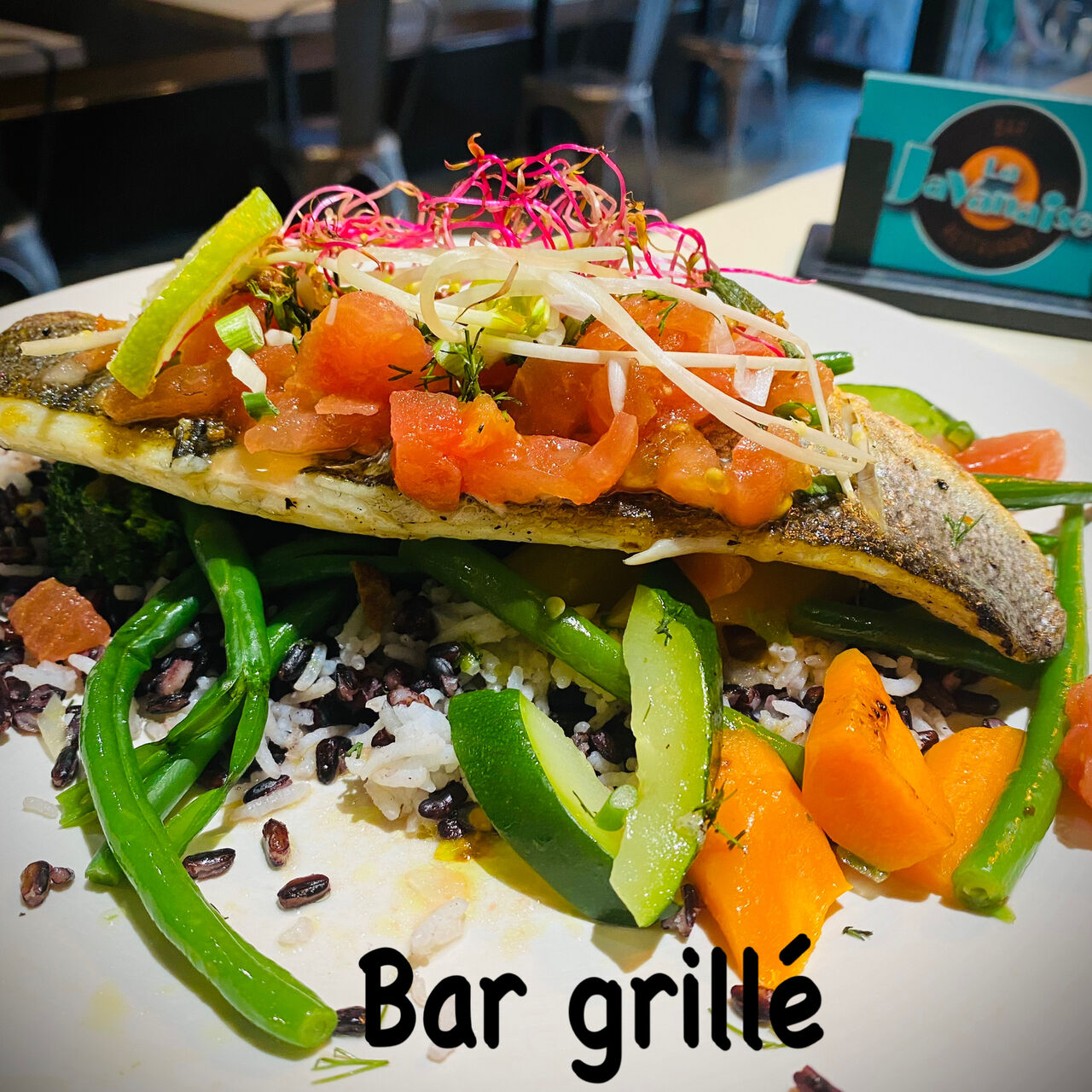 Bar grillé, salsa de tomates.