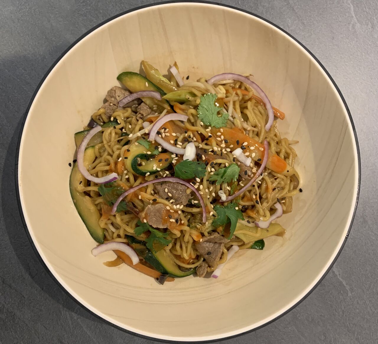 Nouilles sautées aux boeuf et aux légumes ( choux chinois, carottes, courgettes, oignons et viande de boeuf, sésame )