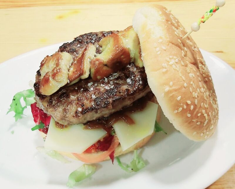 Hamburguesa buey y vaca XL con queso añejo y foie 