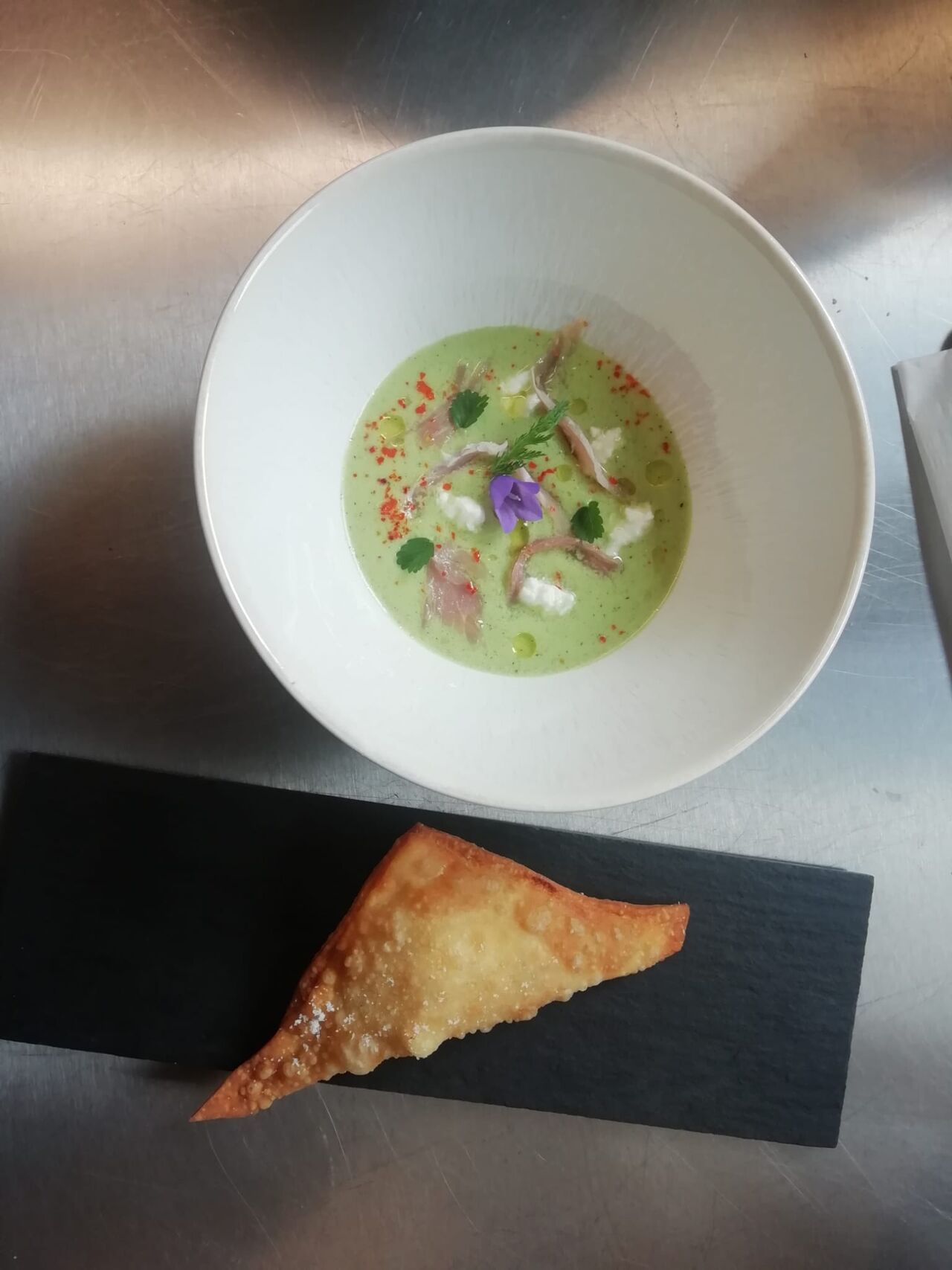 Velouté de concombre façon Tzatziki
et Rissole à la Ricotta de Marles et fond d'artichaut