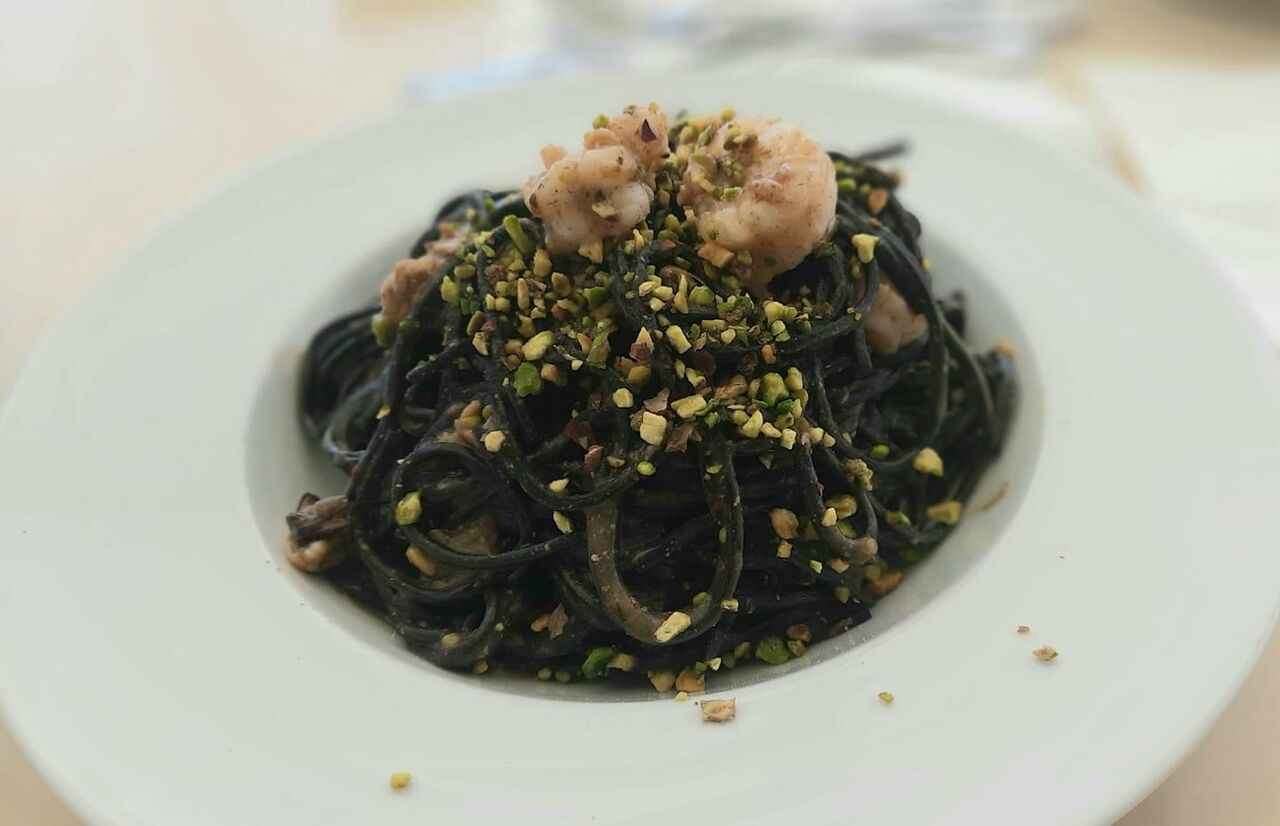 Spaghetti nero di seppia, gamberi e pistacchio 