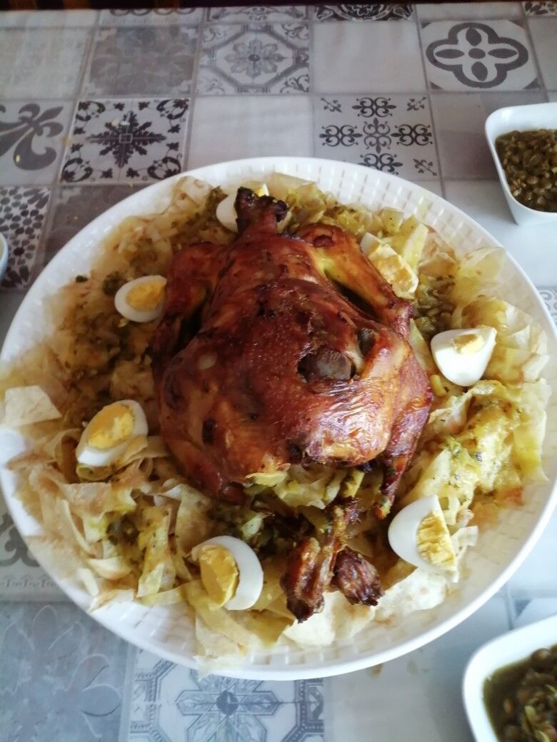 Rfissa: plat divers Msmn/poulet/lentilles/fenugrec décoré aux oeufs