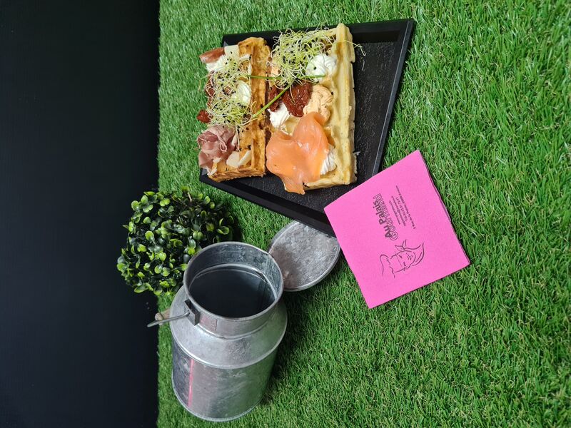 Formule du midi accompagné de sa salade pour une pause rapide n'hésitez à consulter notre carte.