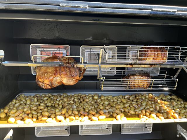 Epaule et poitrine roulée avec pomme de terre grenailles