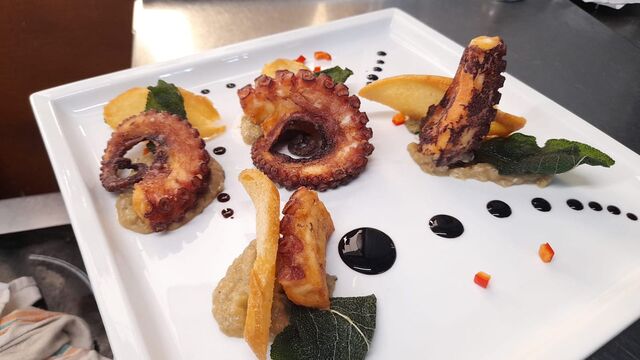 Polpo fritto su crema rustica di melanzana