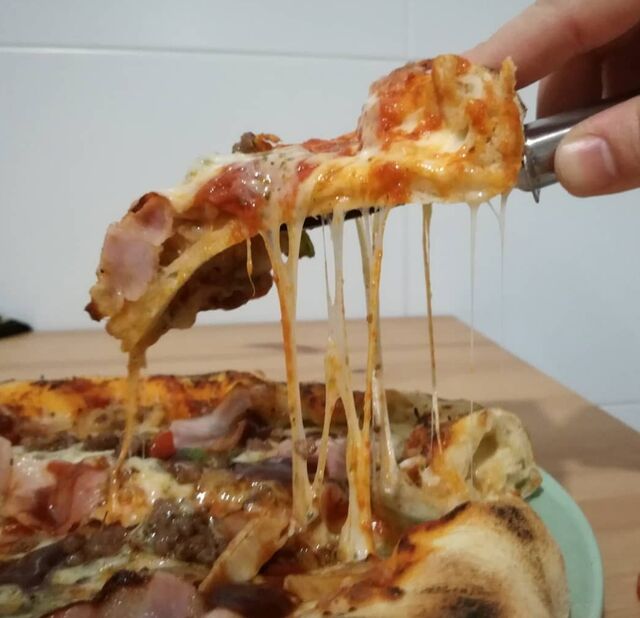 Pizza con el borde relleno de queso