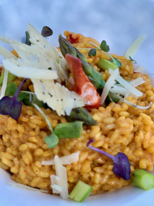 Risotto de bogavante al safran con verduras de temporada y crujiente de Parmesan viejo
