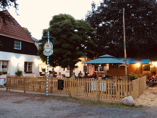 Biergarten an einem Sommerabend