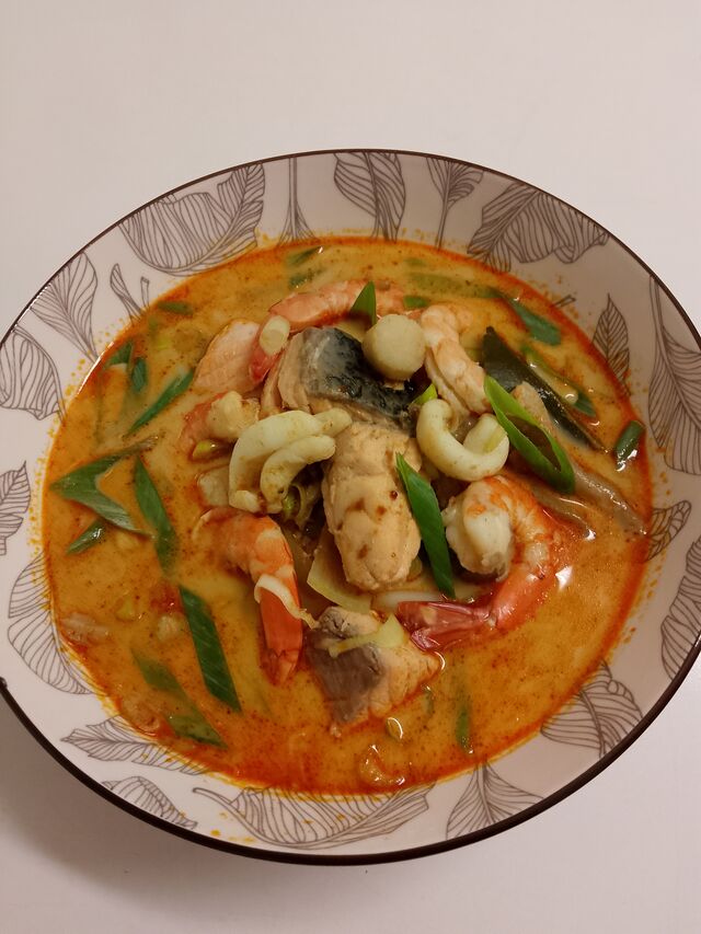 N°12 Tom Yum Royal (avec Crevettes, Pétoncles, Saumon et Calamars) à 18,50 Euros la part