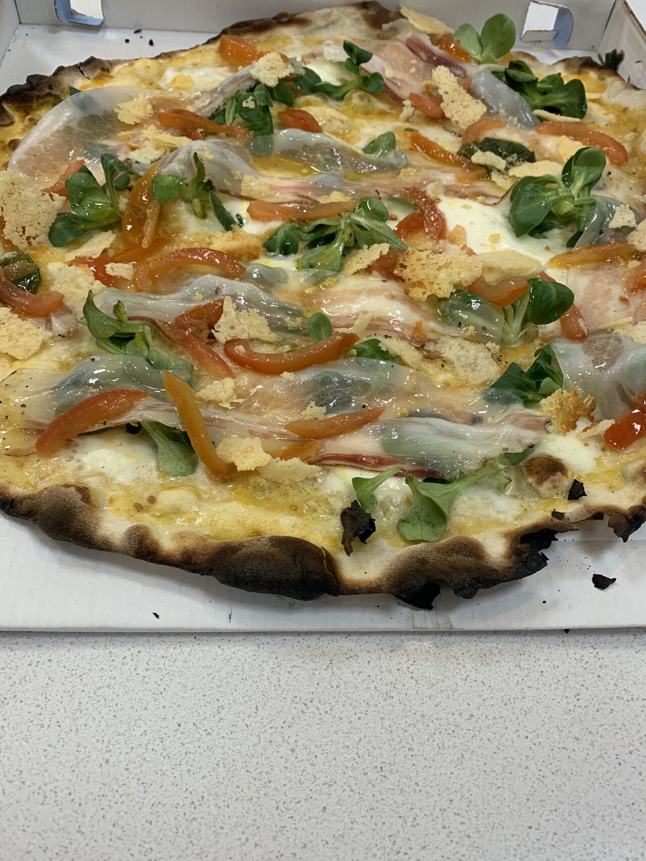 Crema di datterino: mozzarella di bufala, crema di datterino giallo, guanciale, concassè, valeriana e formaggio tostato