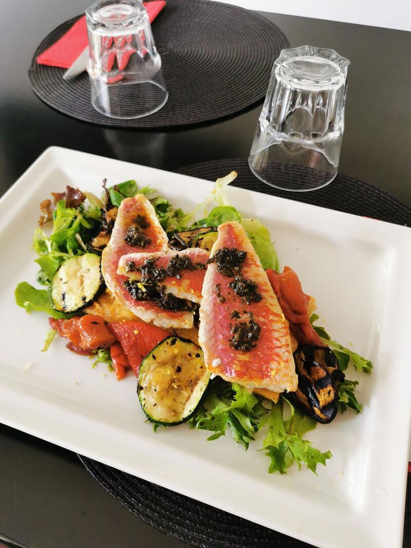 Salade de rougets grondins à la tapenade et ses légumes grillés.