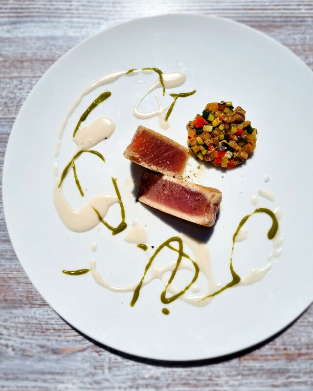 Tonnetto nostrano scottato, cocco, basilico, ratatouille di verdure estive