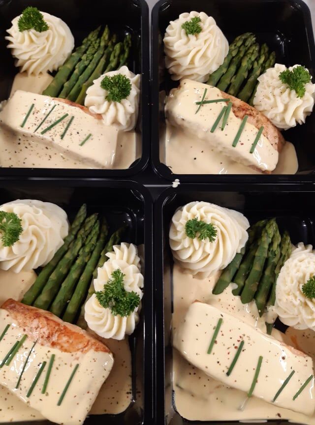 Zalm met kreeftensaus, asperges en puree 