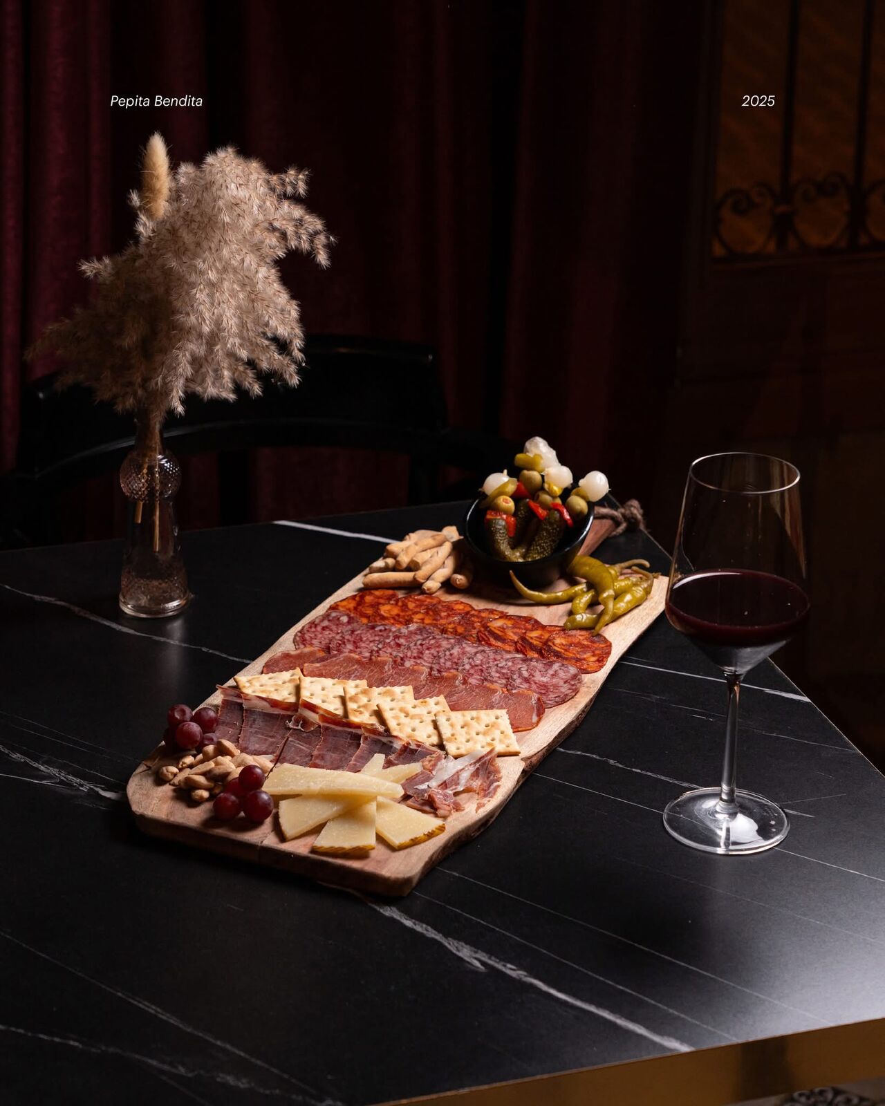 Tabla de ibéricos, queso y encurtidos.