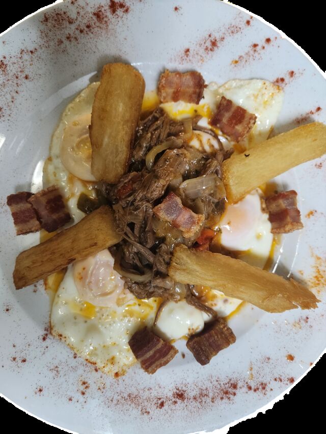 Huevos con yuca camperos. 