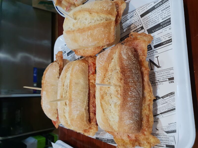 Bocadillo de lomo y pimiento rojo