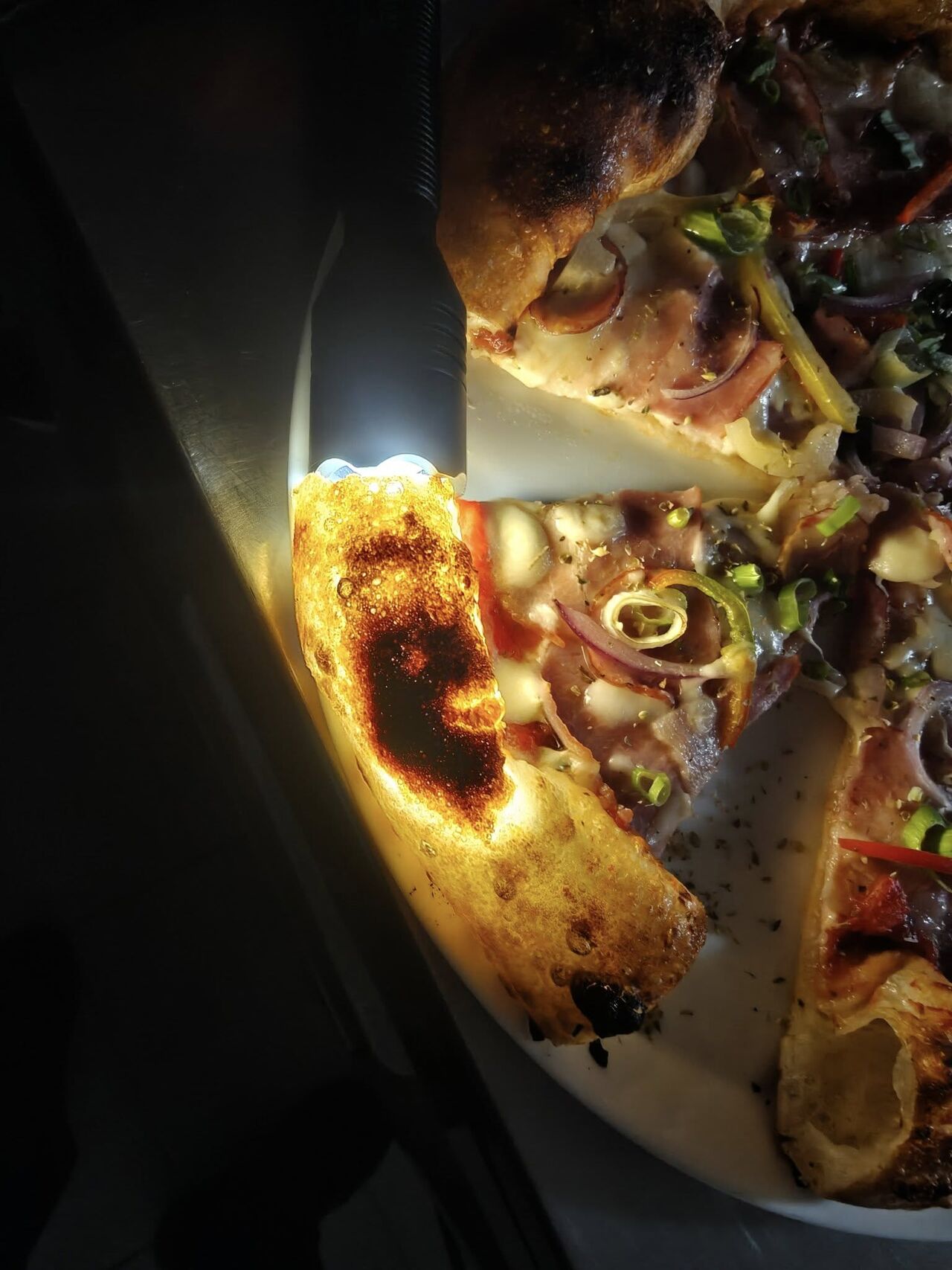 La noi pizza nu se face pe grabă. Se face cum trebuie.