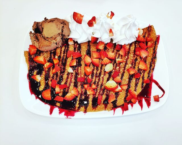 Crepe com bola de gelado, morangos e chantilly
