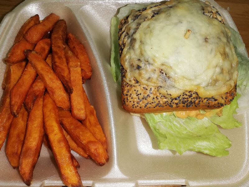 Chrispy Chicken Burger mit Süßkartoffel Pommes Frites im Abholservice