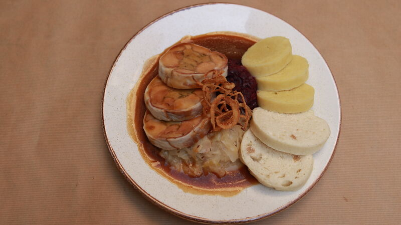 Roláda z králíka se zelím a knedlíkem