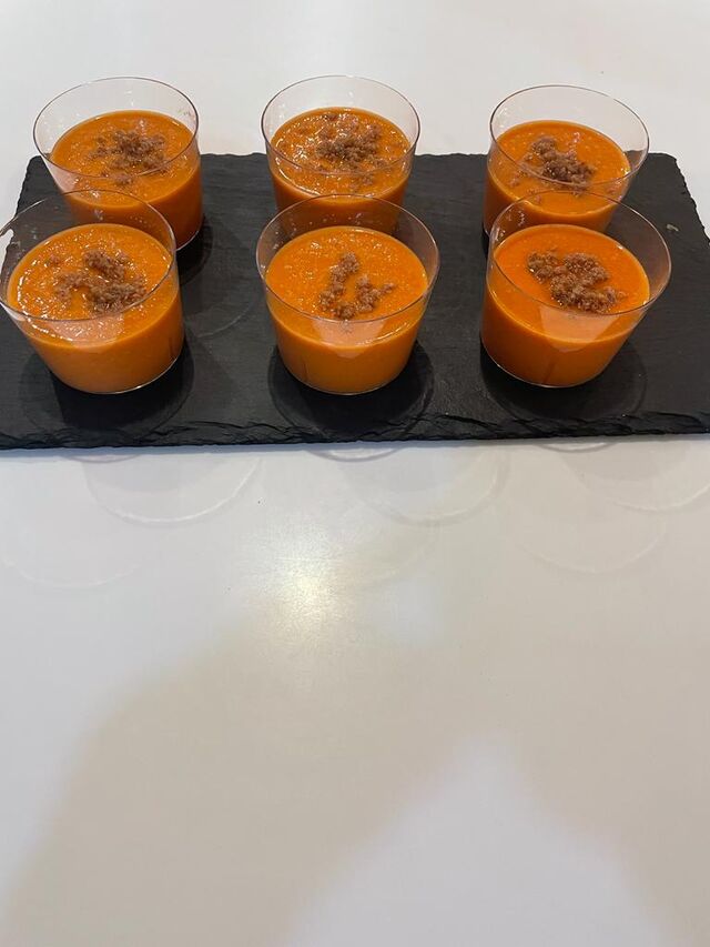 Salmorejo cordobés con crujiente de jamón y AOVE. Formato coctel