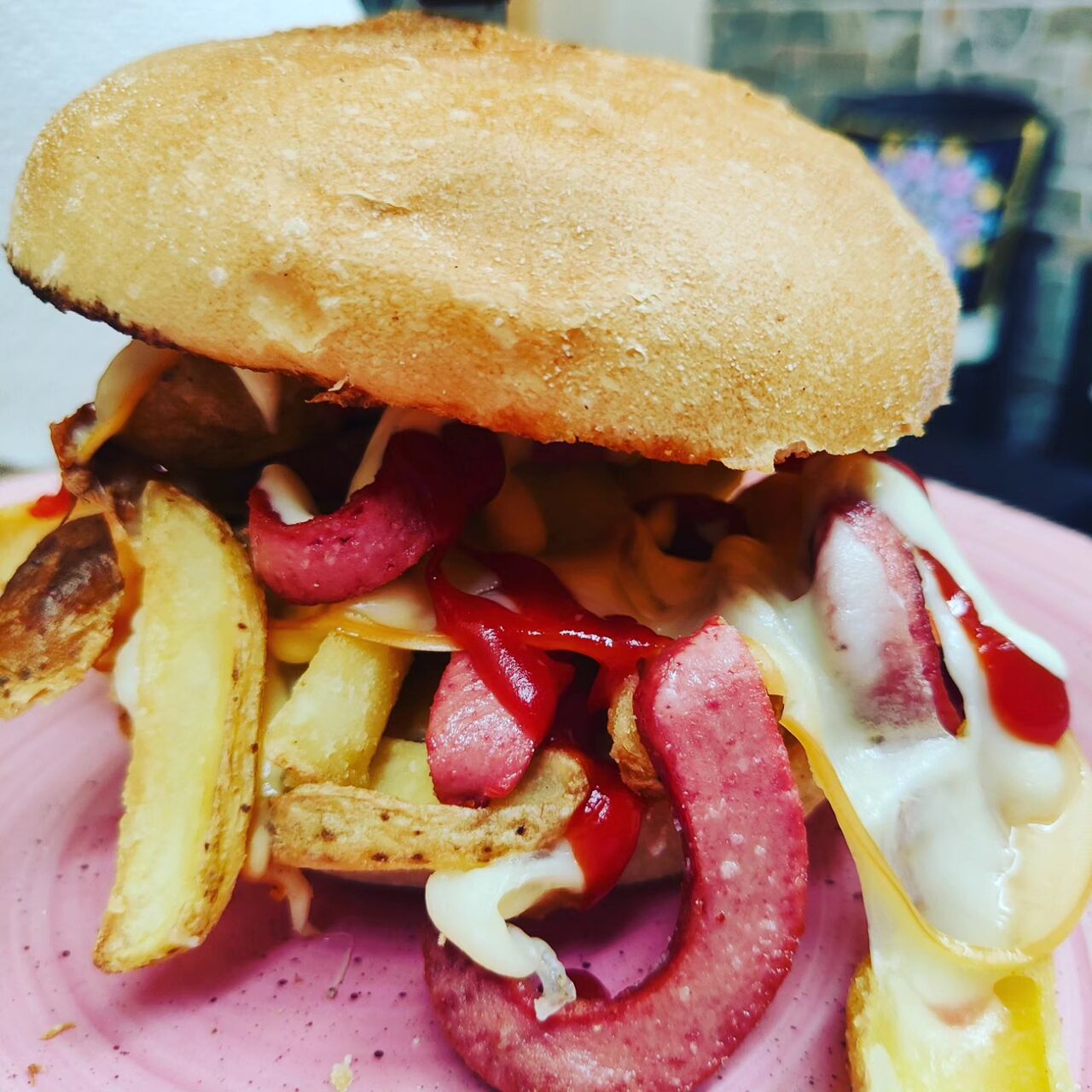 Panino wurstel, patatine fritte Dippers, provola affumicata, maionese e ketchup