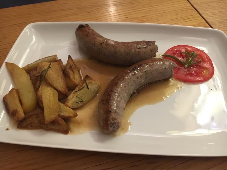 hausgemachte Salsiccia mit Rosmarinkartoffeln