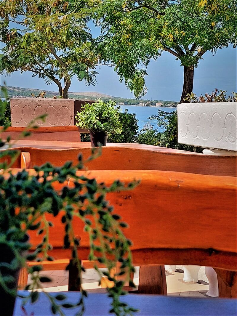 Ugodna sjenovita terasa sa pogledom na more.