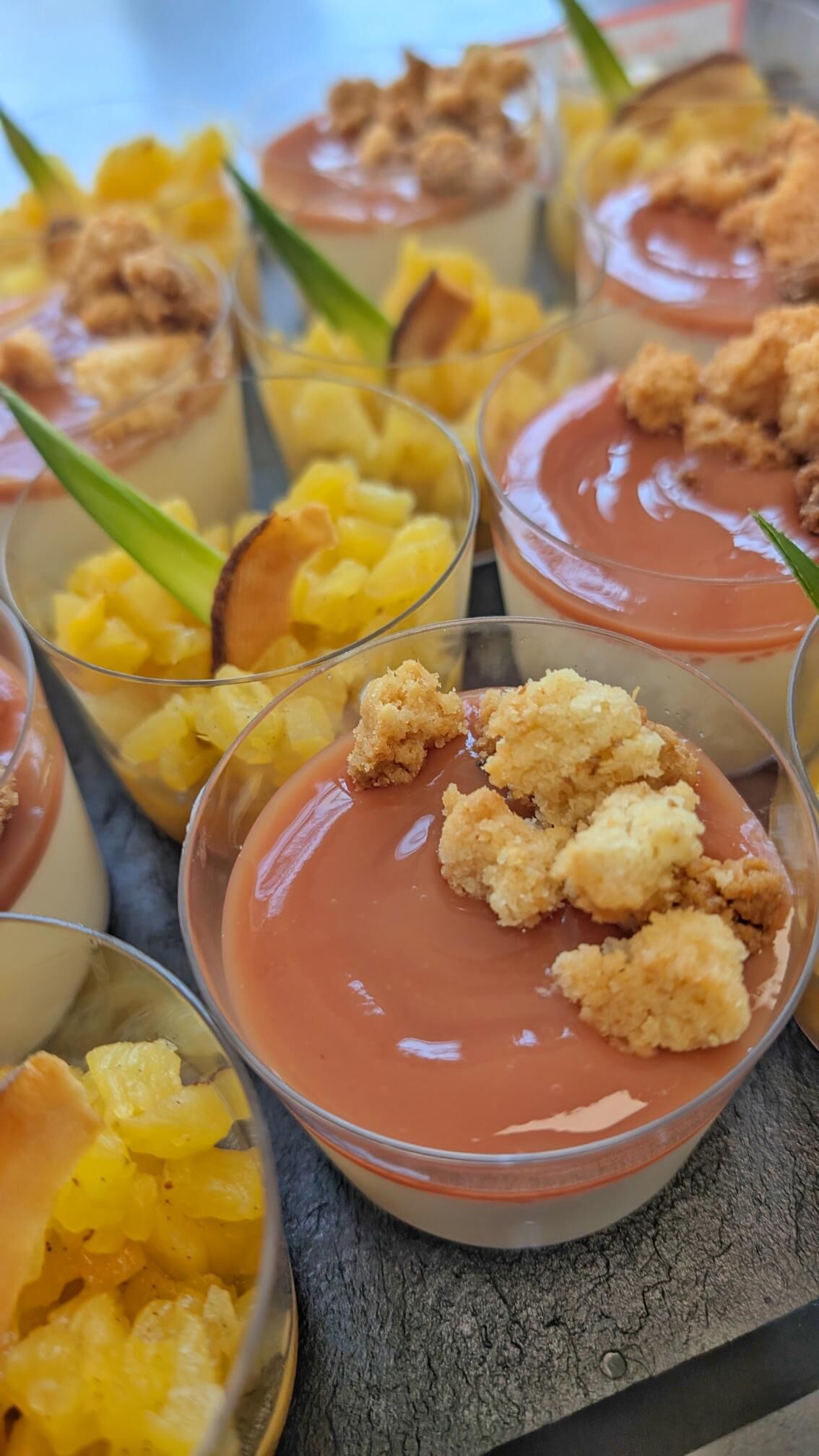 Panna cotta vanille-goyave et salade d’ananas rôti 