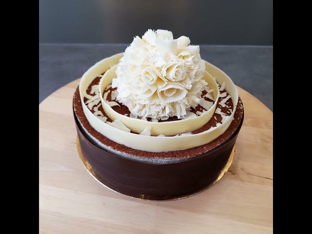 Entremet sur mesure : biscuit amandes-cacao, crémeux chocolat blanc et crêpes dentelles, mousse à la vanille de Tahiti (12 pers)