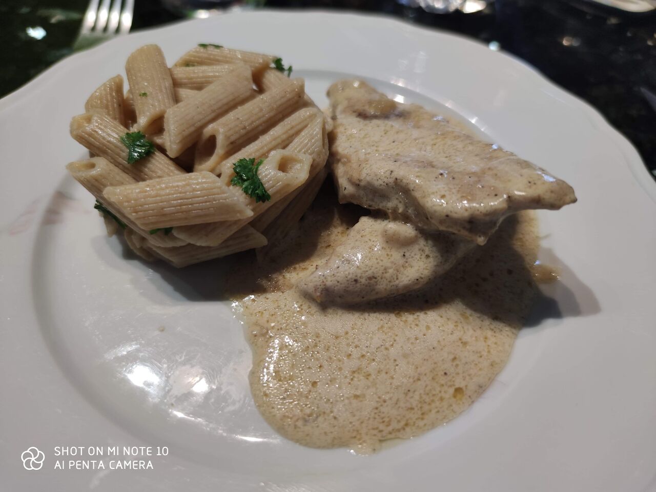 Escalope de dinde sauce moutardes, pâte penné aux herbes aromatique