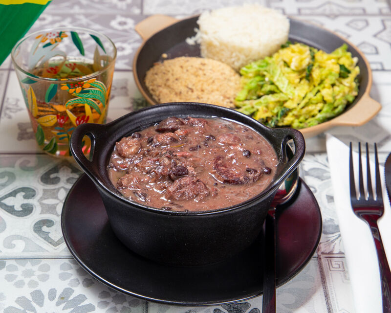 Feijoada
Mijoté d'haricots noirs avec de la saucisse fumée, Morteau, Toulouse et chipolata, jarret, riz, farofa et choux vert.