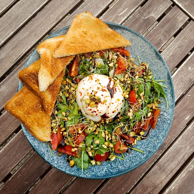 Burrata na salátu s pistáciemi