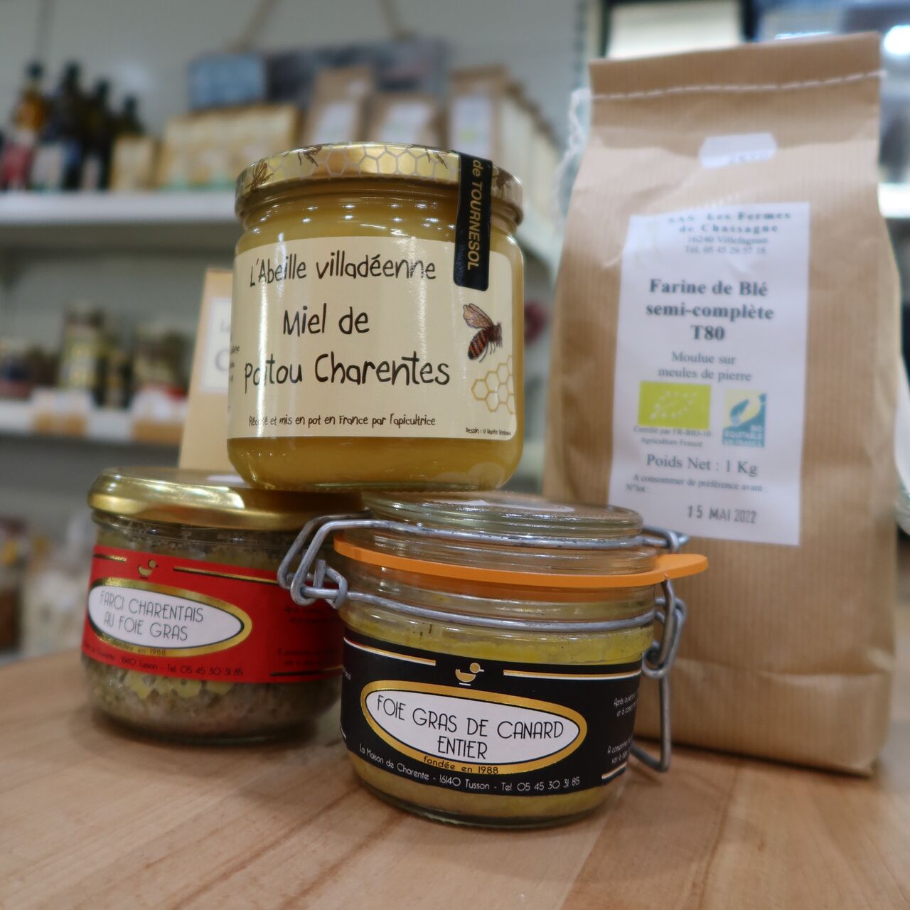 Retrouvez tous nos produits locaux dans le rayon dédié ! Comme le Miel de Poitou Charentes !