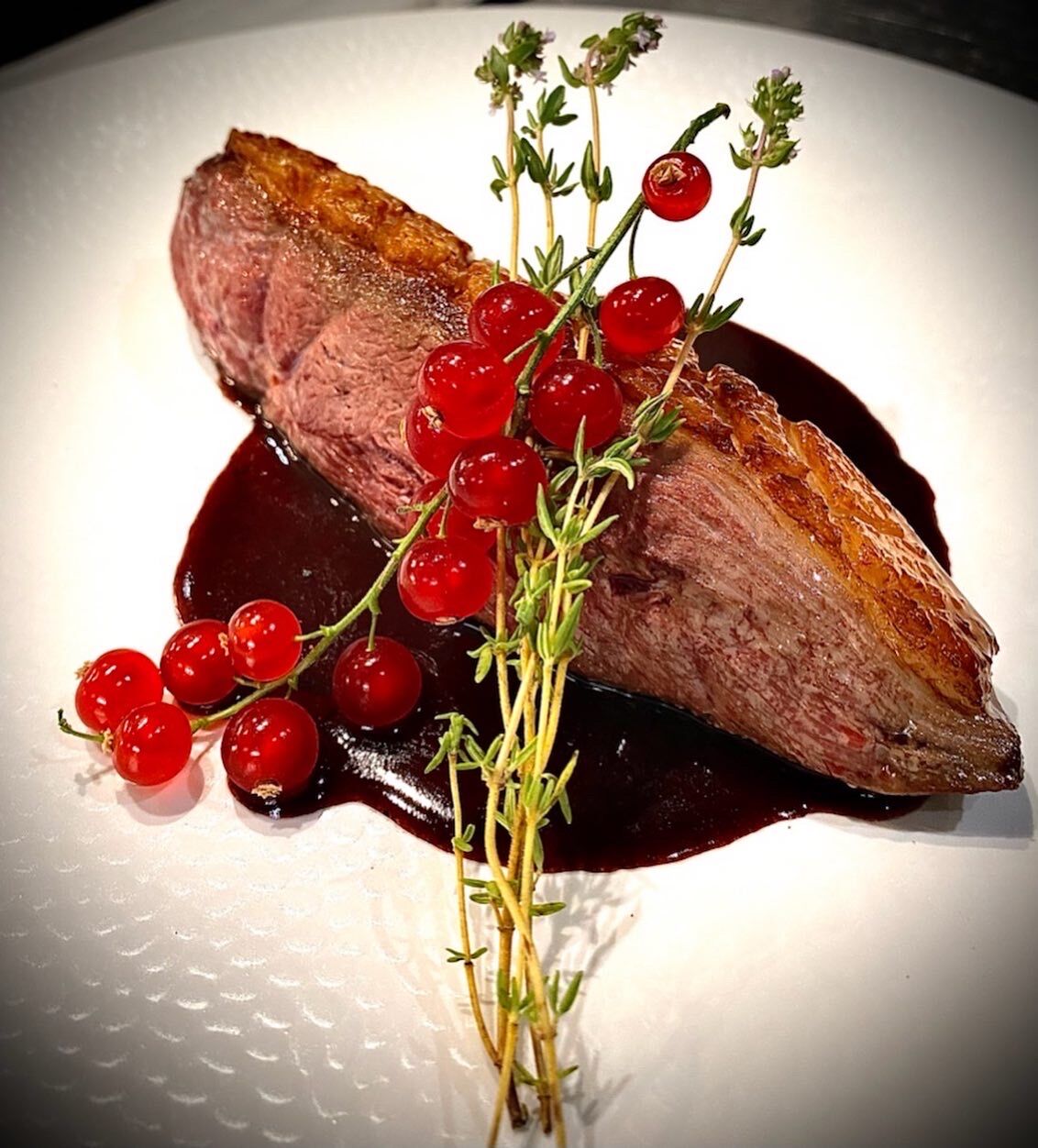 - Magret de canard de la Ferme de Beauregard fumé aux copeaux de cerisier sauce grand veneur