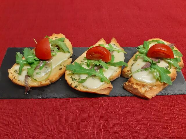 Brochette with anchovies and mozzarella.