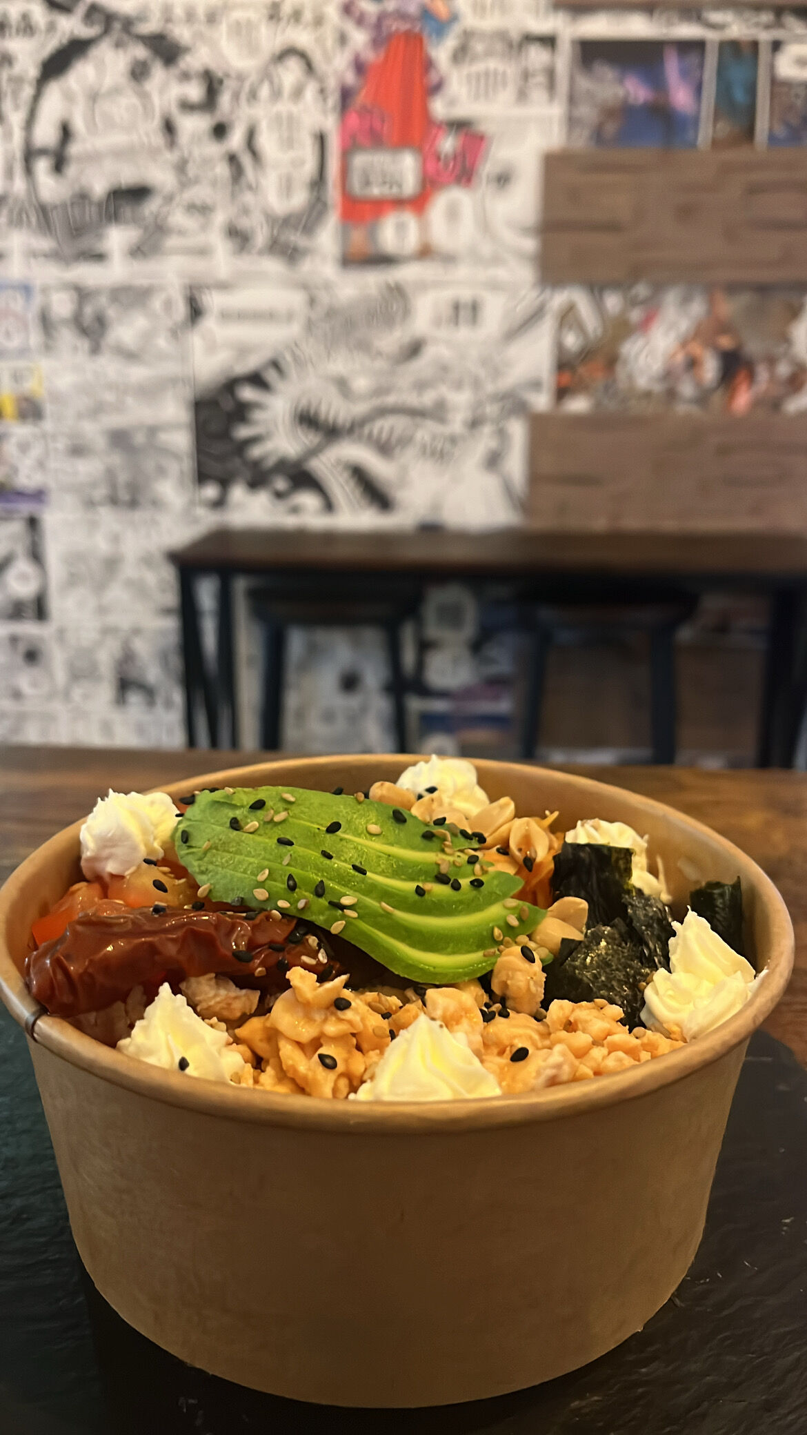 Poke con salmone e tempura 