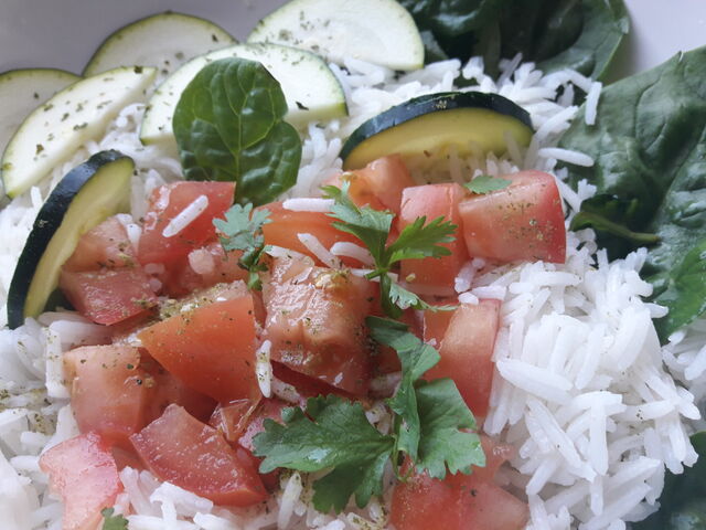 Saladas - Base de Arroz
(Diversas: frango, camarão, salmão fumado, frutas, etc.)