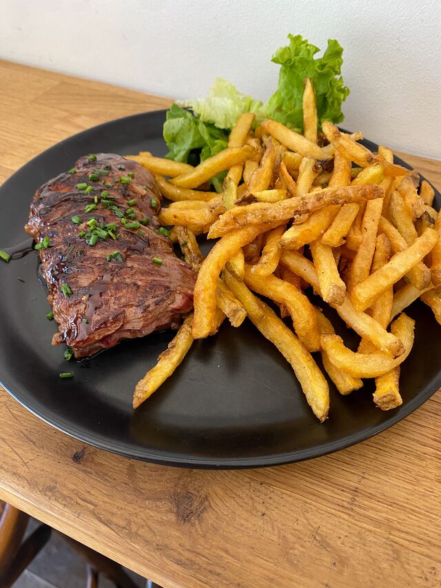 Hampe de boeuf laquée au soja et ces frites maison 