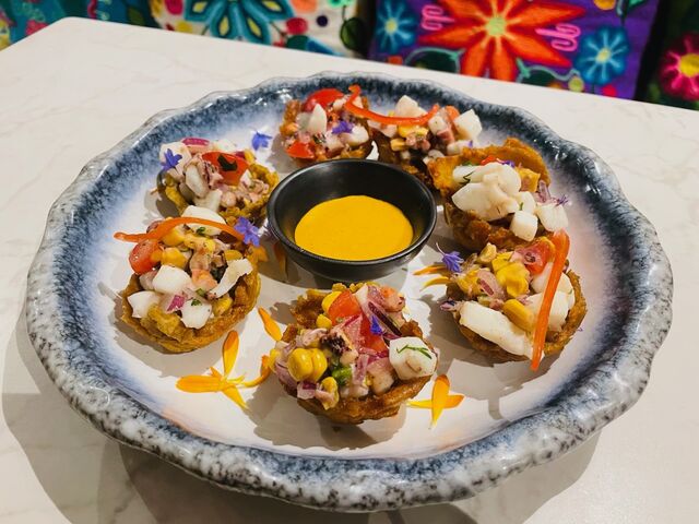 Canastitas de patacones con chalaquita de pulpo y calamar 