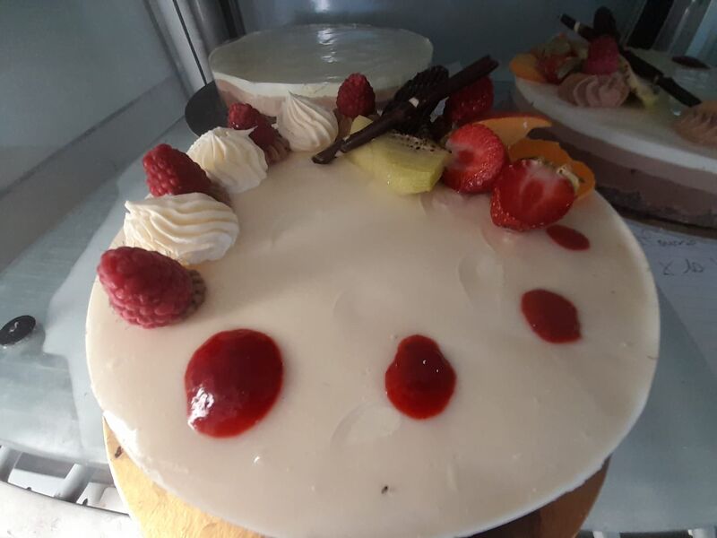 Mouse ai tre cioccolati con croccante al cioccolata e amaretto