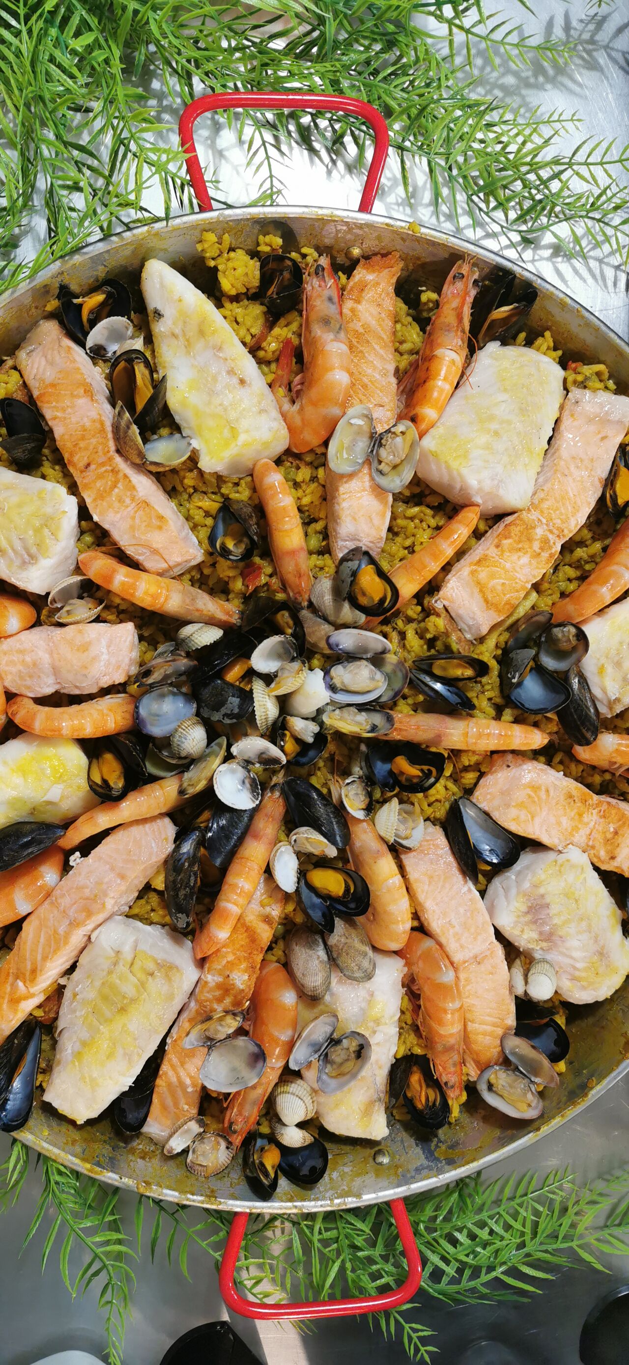 Paella aux fruits de mer et poissons
