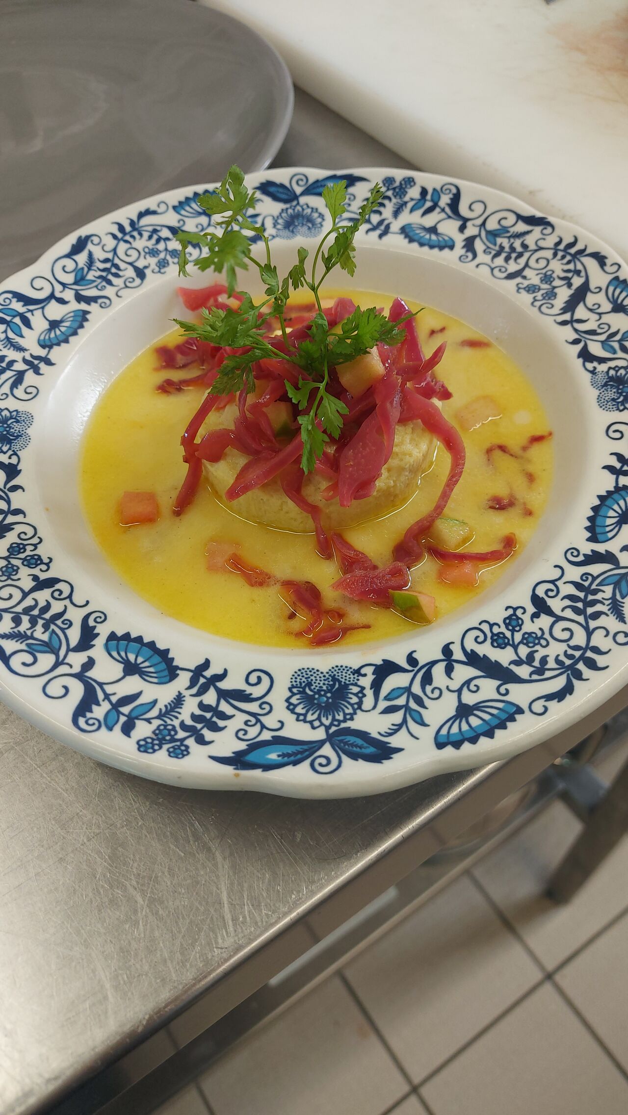 Mousseline de truite et choux rouge en compotée