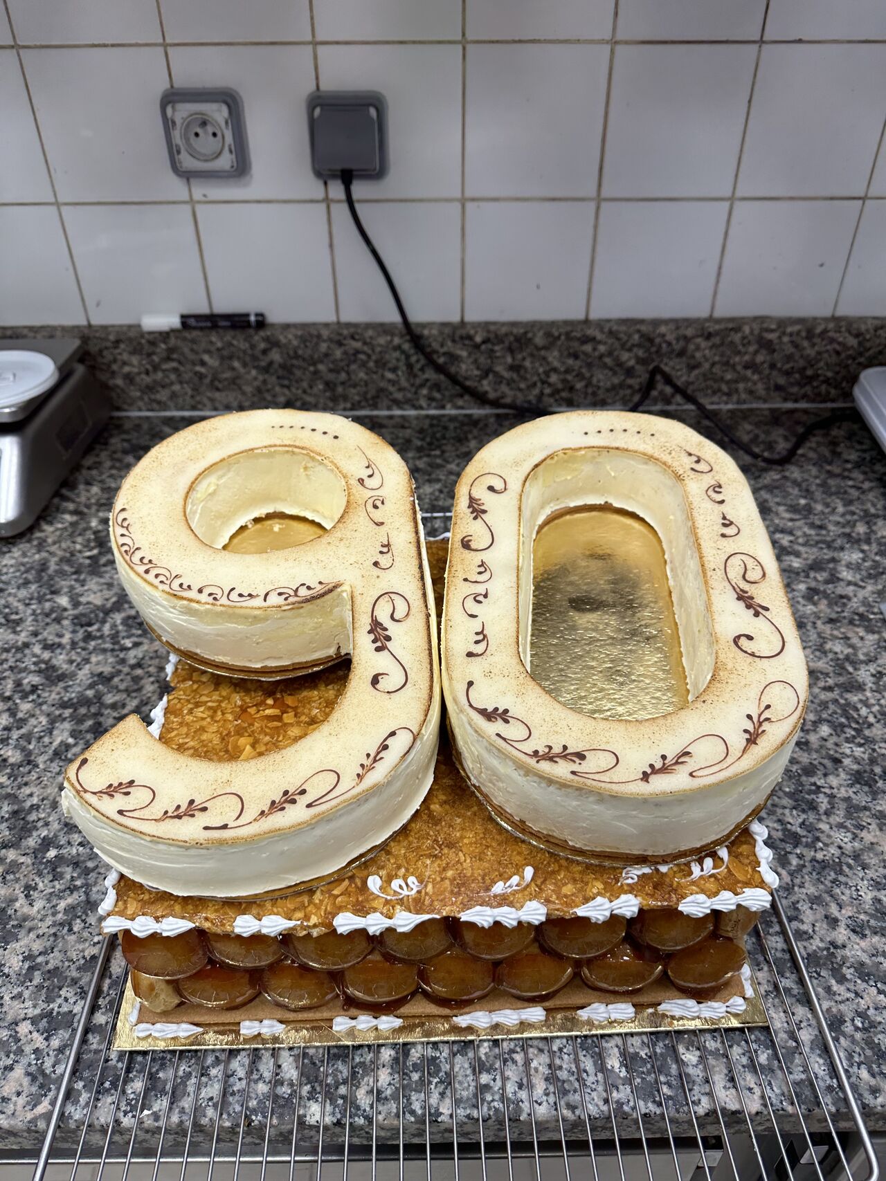 Support Choux Pièce montée et Number en Fraisier