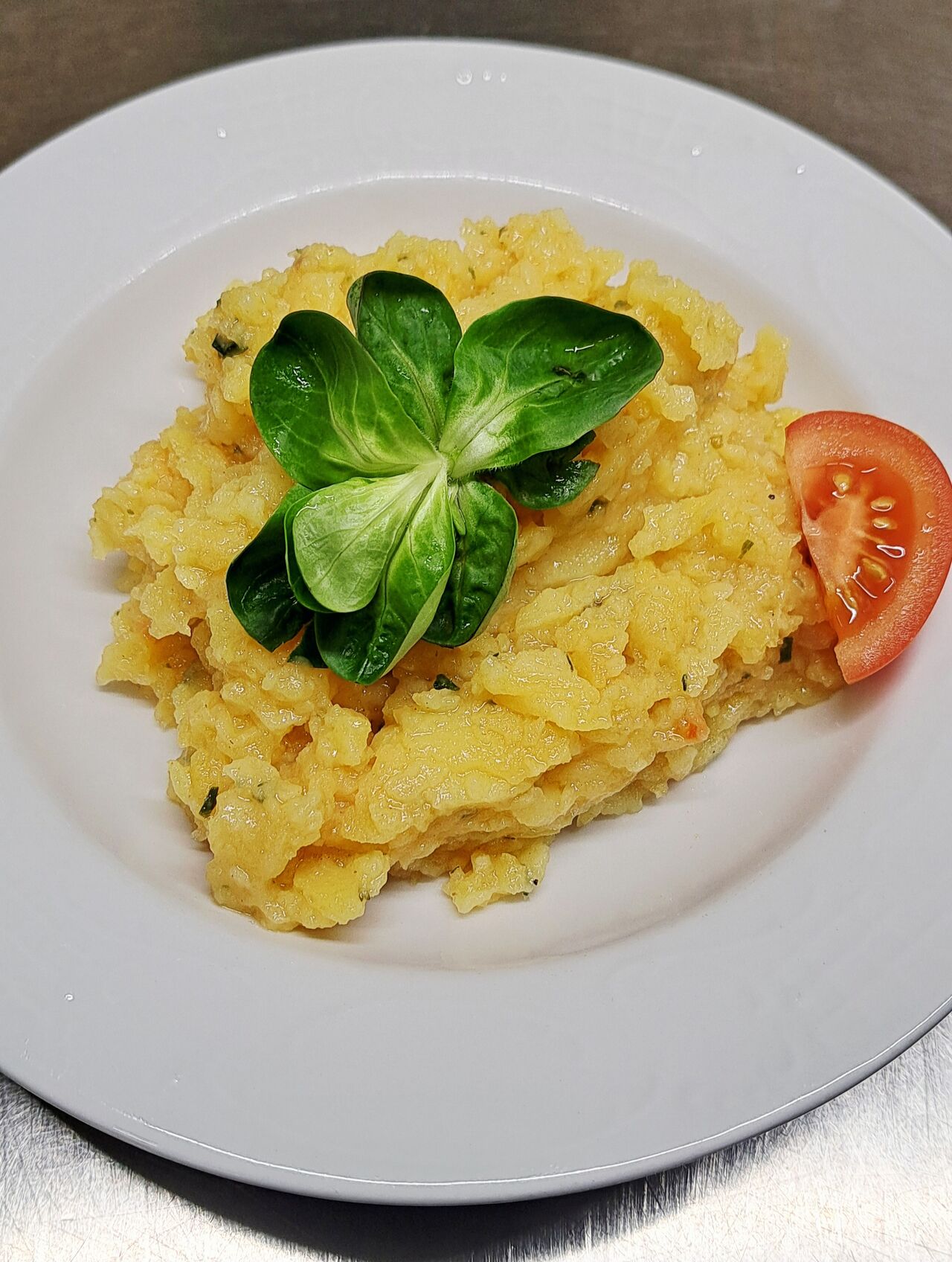 Hausgemachter Kartoffelsalat aus eigenen Kartoffeln
