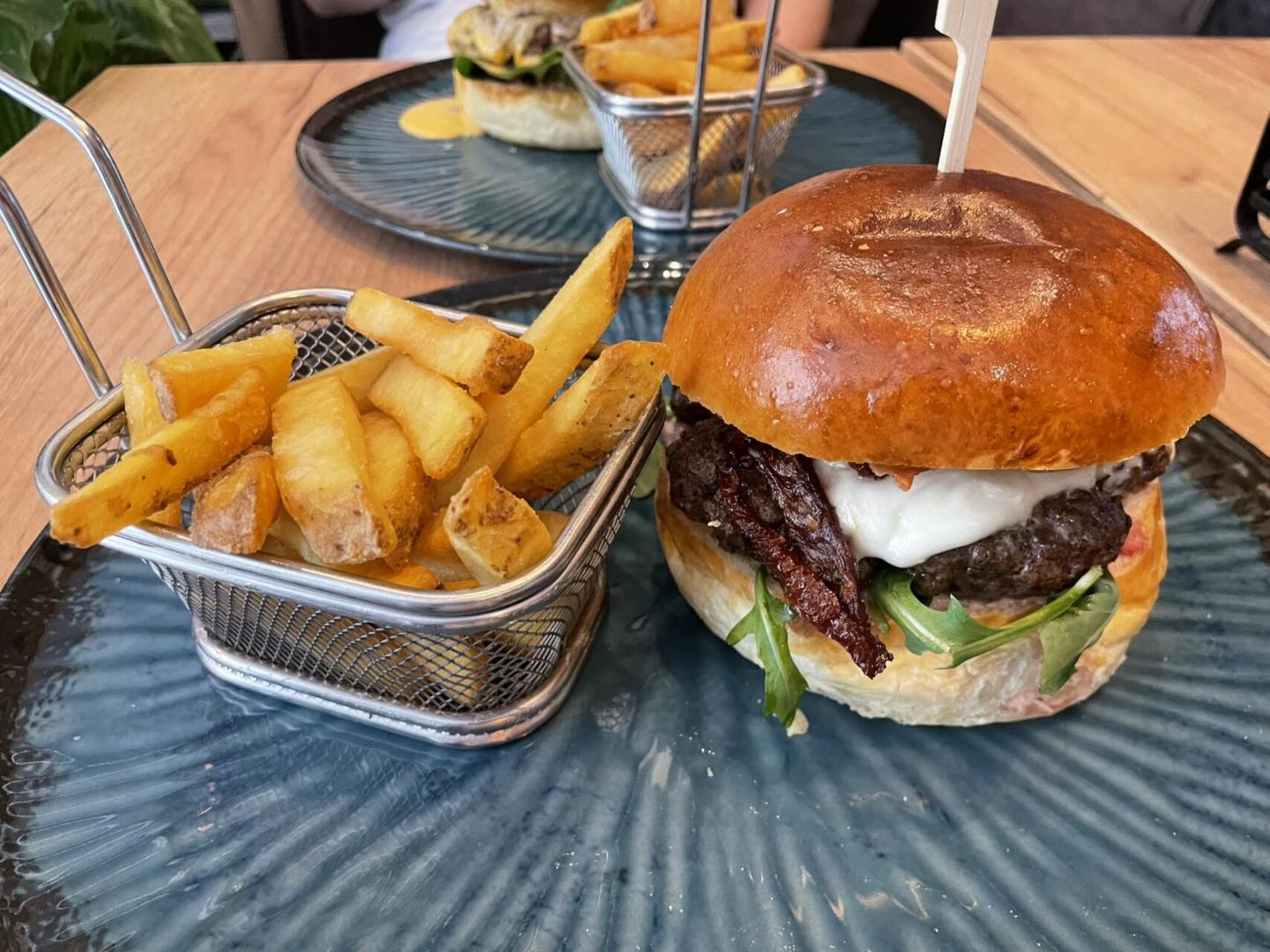 🍔 Burgery - porządna porcja w bułce