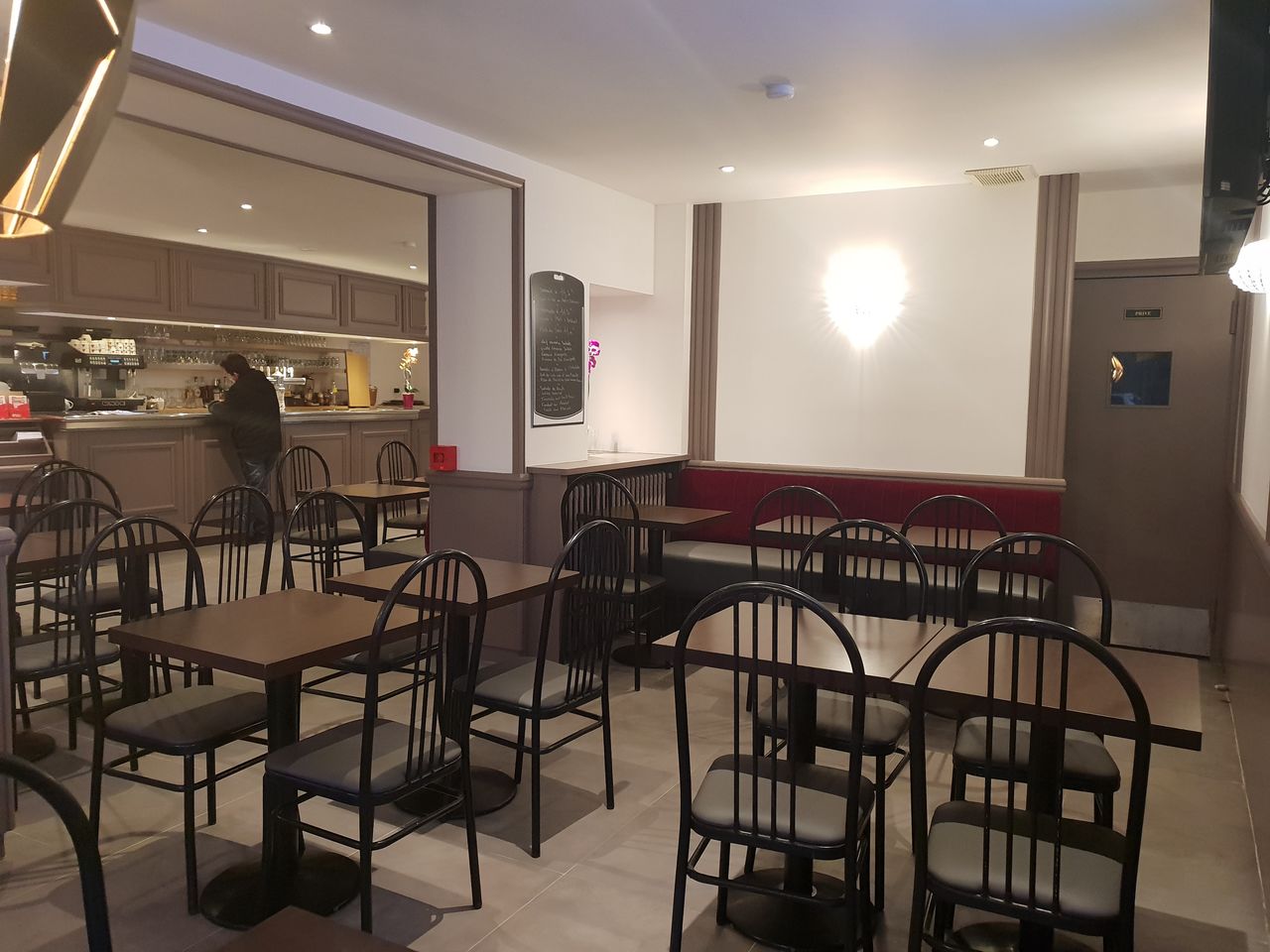 Une belle salle refaite à neuf pour nos clients , pour tous évènements, location de salle en déjeuner ou dîner